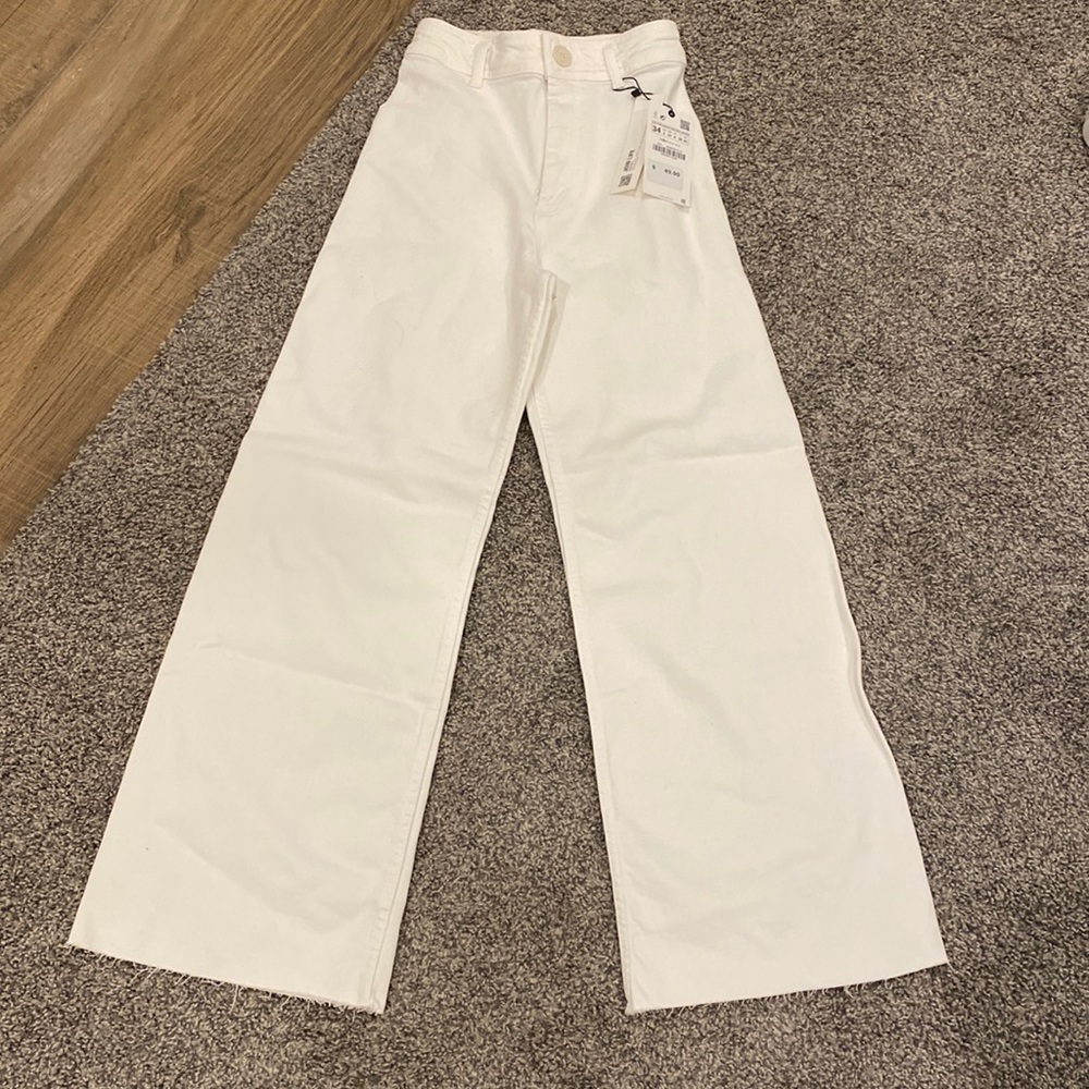 The marine straight off white jeans. Slim fit, relaxed leg, and high rise.